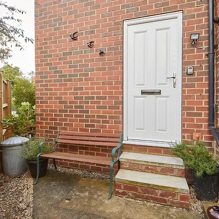 Host & - The Limes 哈罗盖特